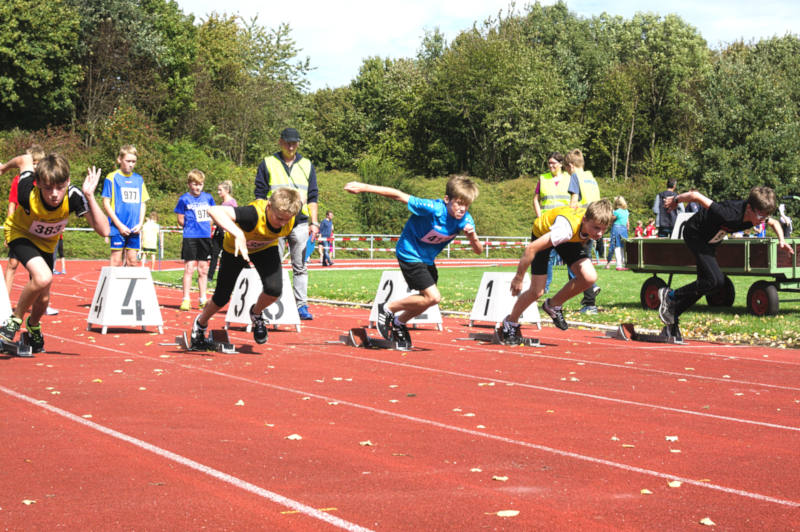 Erik Bäumer (Mitte) dominierte den 75m Lauf deutlich. Mit 11,01 Sekunden lag er über 7/10 vor dem zweitplatzierten Sprinter.