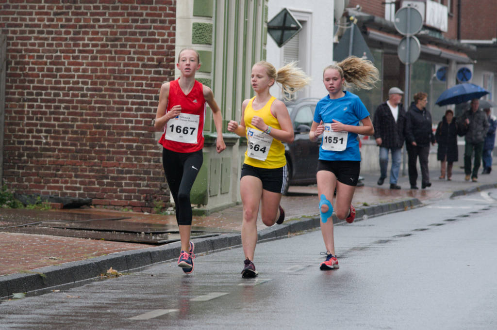 250 Meter vor dem Ziel liefen die drei Mädels Lisa Kerkhoff, Madita Dinkelborg und Marie Vrenegor schon eng zusammen. Bis zum Ziel änderte sich die Reihenfolge noch mehrere Male. 