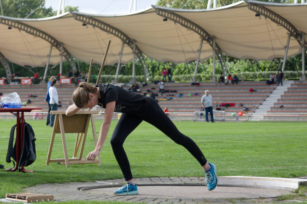 Leider kann Annika ihre Trainingsleistungen im Kugelstoß noch nicht im Wettkampf umsetzen. Mit 7,96m wurde sie Dritte in der Altersklasse W14. Leider kann Annika ihre Trainingsleistungen im Kugelstoß noch nicht im Wettkampf umsetzen. Mit 7,96m wurde sie Dritte in der Altersklasse W14.