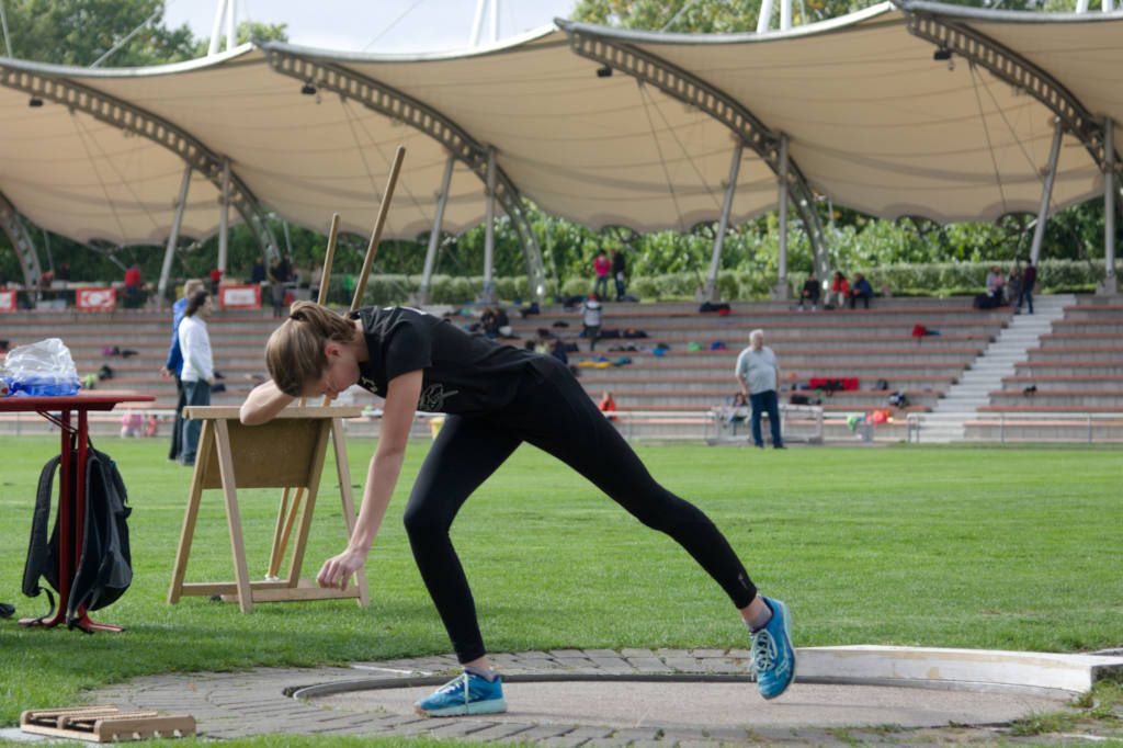 Leider kann Annika ihre Trainingsleistungen im Kugelstoß noch nicht im Wettkampf umsetzen. Mit 7,96m wurde sie Dritte in der Altersklasse W14.