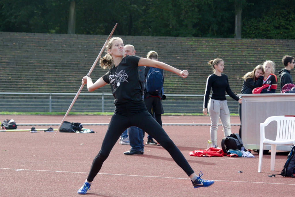 Nach der Pleite bei den NRW-Meisterschaften lief es in Gladbeck nun wieder viel besser. Nur wenn der Trainer fotografiert, will es nicht so recht klappen. Mit einer guten Serie erreichte Annika am Ende Platz zwei mit 31,84m 