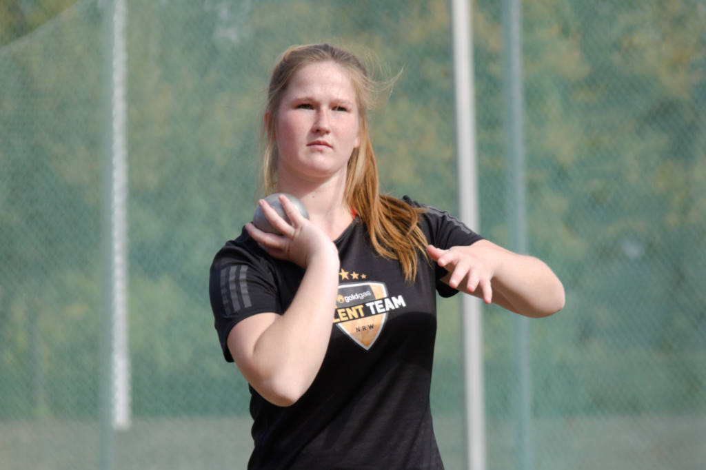 Mit 10,83m landete Jana Riermann im 4kg-Kugelstoßen der weiblichen Jugend U20 auf Platz zwei mit drei Zentimeter Abstand auf die Erste. Nun heißt es erst einmal wieder Kraft tanken und Eisen fressen für die Hallensaison 2019.