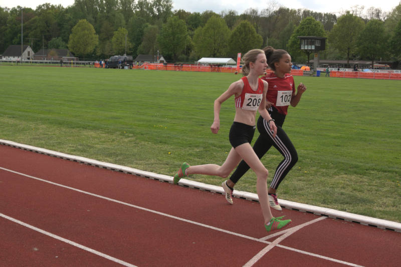 Im abschließenden 800m Lauf steigert Lisa ihre Bestleistung um 14 Sekunden. Im abschließenden 800m Lauf steigert Lisa ihre Bestleistung um 14 Sekunden.