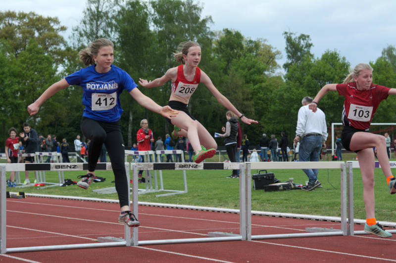 Noch ein wenig zu hoch aber unerschrocken überquert Lisa Kerkhoff die erste Hürde im 60m Hürdenlauf.