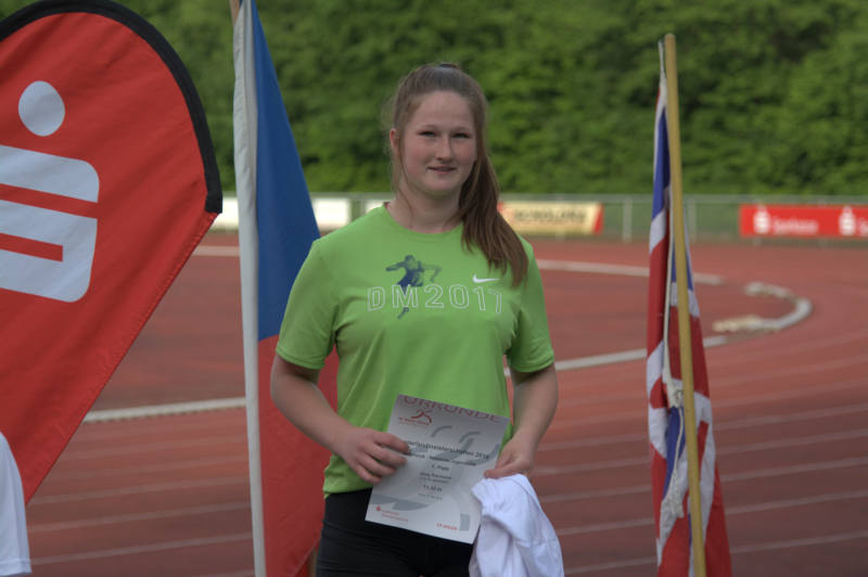 Am Ende eines langen Wettkampftages war Jana dann die Einzige Athletin, die noch zur Siegerehrung der weiblichen Jugend U20 im Kugelstoßen erschien.