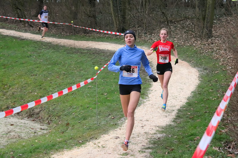 Ende der ersten Runde lief Kerstin weiterhin taktisch hinter Klara. Bei den Westfälischen Cross musste Kerstin nach hohem Anfangstempo Klara noch ziehen lassen.