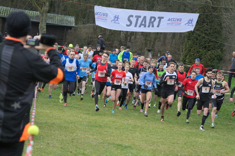 Start frei für 73 Läuerinnen und Läufer über die 4.150m Mittelstreckendistanz.