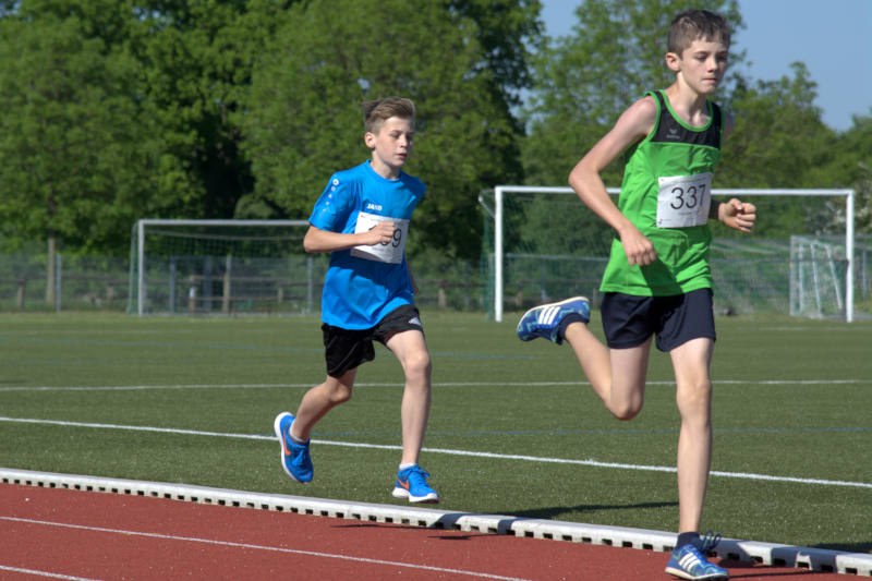 Auch zwei Köpfe größere Gegner sind für Erik Bäumer (I.) kein Problem. Der zwölfjährige Läufer der LG Rosendahl knackte in Olfen bei seinem Sieg über 800 Meter einen alten Rosendahler Rekord.