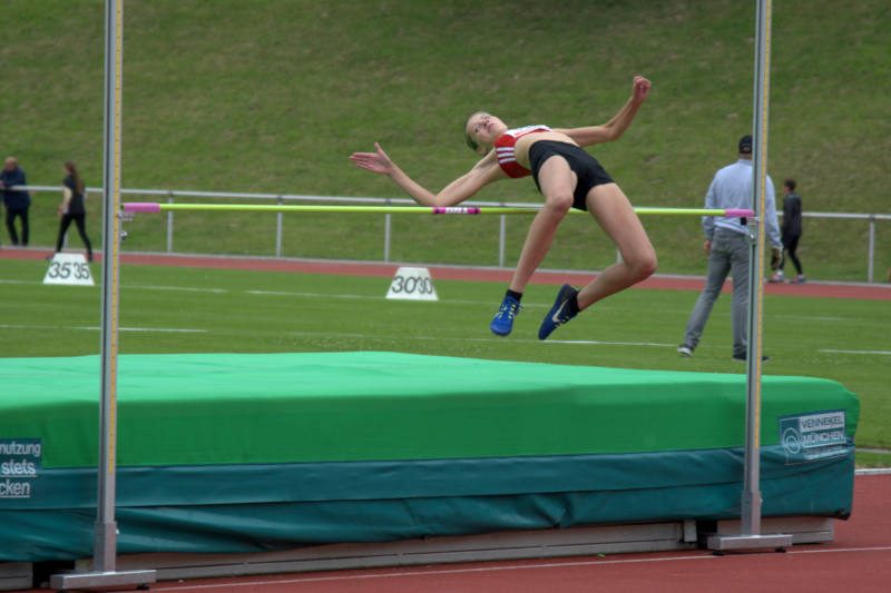 Allgemeine Zeitung PADERBORN/ ROSENDAHL (pb). Bei ihrer ersten Westfalenmeisterschaft hat Annika Schulze Kalthoff im Hochsprung gleich Bronze gewonnen. Das 14-jährige Talent der LG Rosendahl übersprang im riesigen Oval des Ahorn-Sportparkes in Paderborn 1,56 Meter. Für eine noch bessere Platzierung fehlte das berühmte Quäntchen Glück, als sie die Latte bei 1,59 Metern zwar deutlich überquerte, aber mit den Hacken noch riss. LG-Trainer Ingo Röschenkemper ist überzeugt, dass es für Annika Schulze Kalthoff im Sommer noch deutlich höher gehen wird.