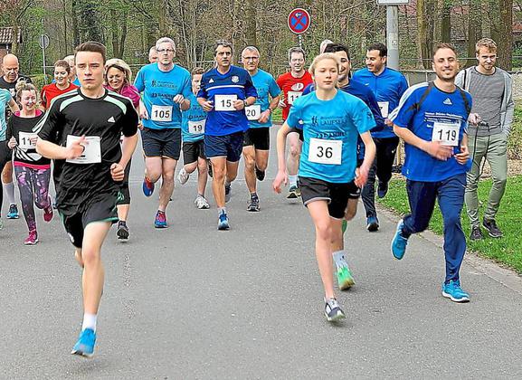 Auf geht’s: Der Hauptlauf der Rosendahler Waldlaufmeisterschaften führt einmal mehr vom Sportplatz aus auf die idyllische Strecke rund um Schloss Darfeld. Foto: Archiv