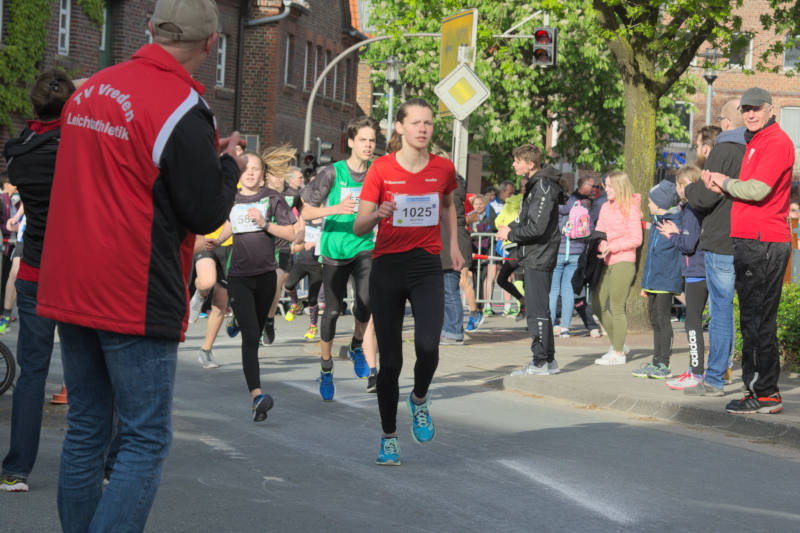 Unsere Mehrkämpferin Annika Schulze Kalthoff testete ihre Kondition im 1.600m Lauf und musste am Ende mächtig fighten, um ihre Position im vorderen Drittel zu halten.