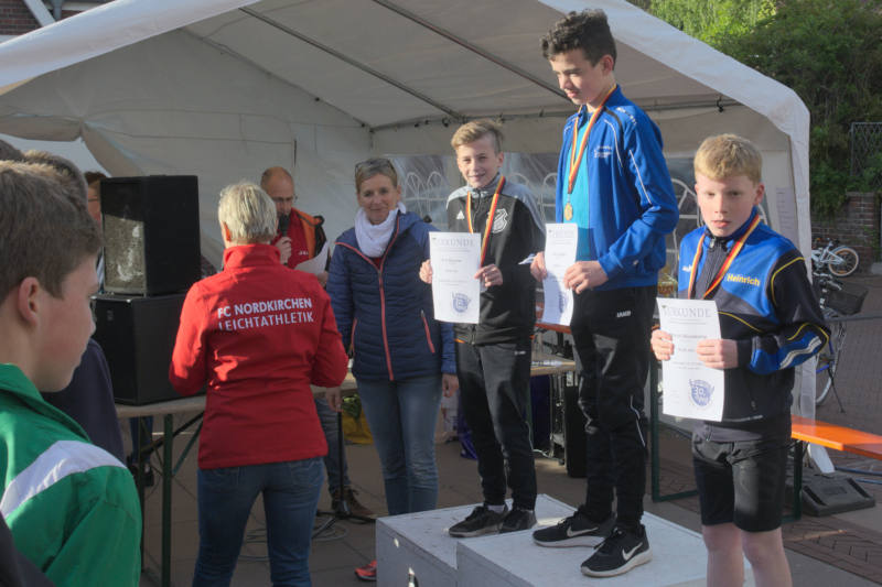 Erik Bäumer konnte sich auch die Silbermedaille im 1.600m Lauf der M12 sichern.