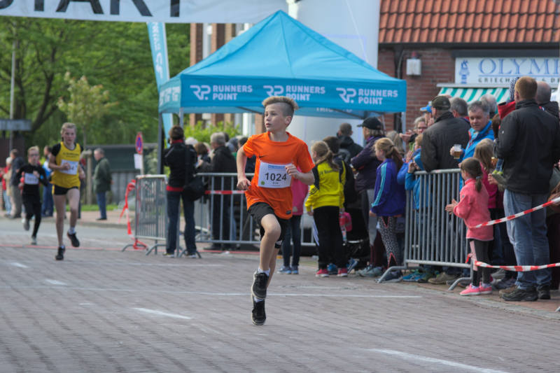 Erik Bäumer lief ungefährdet auf Position vier im Lauf der w/m U14 und U16 und konnte so die Zuschauer genießen.