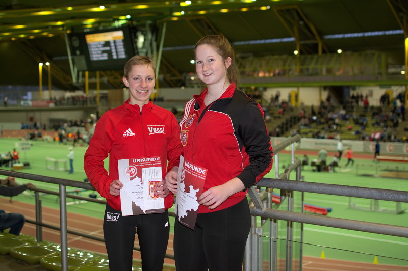 Einmal Westfalenmeisterin und zwei Mal Vizemeisterin. In der Helmut-Körnig Halle in Dortmund stellten sich Kerstin Schulze Kalthoff und Jana Riemann mit Urkunden zum Siegerfoto.