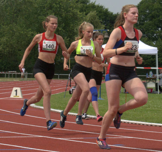 Start frei für den abschließenden, ungeliebten 800-Meter-Lauf im Siebenkampf: Annika Schulze Kalthoff (links) startete zunächst noch verhalten im Lauf der besten zehn Siebenkämpferinnen. Foto: Ingo Röschenkemper