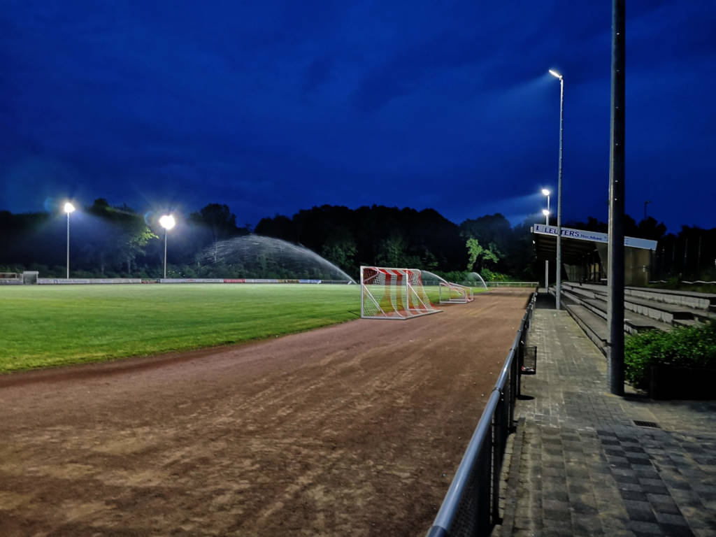 Auch die Bahn plus Zuschauertribüne wird komplett ausgeleuchtet.