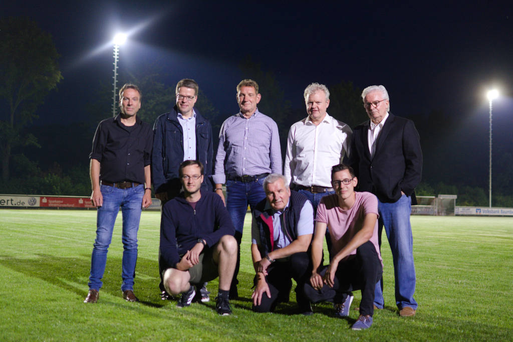 LG Vorsitzender Peter Brüggemann (vordere Reihe Mitte) freut sich mit den Fußballern von Westfalia Osterwick, Bürgermeister Christoph Gottheil (hintere Reihe 2. von links)  und den bauausführenden Holländern.