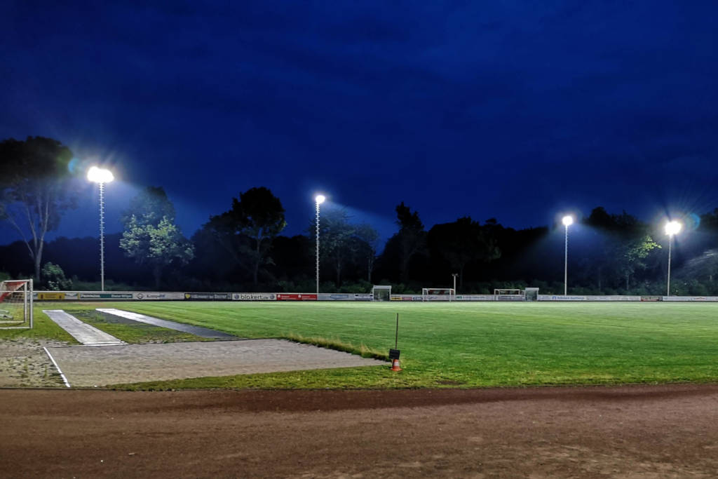 Endlich kommt das Licht mal von hinten beim Weitsprung. Beim nachmittäglichen Training schaut man direkt in die Abendsonne.