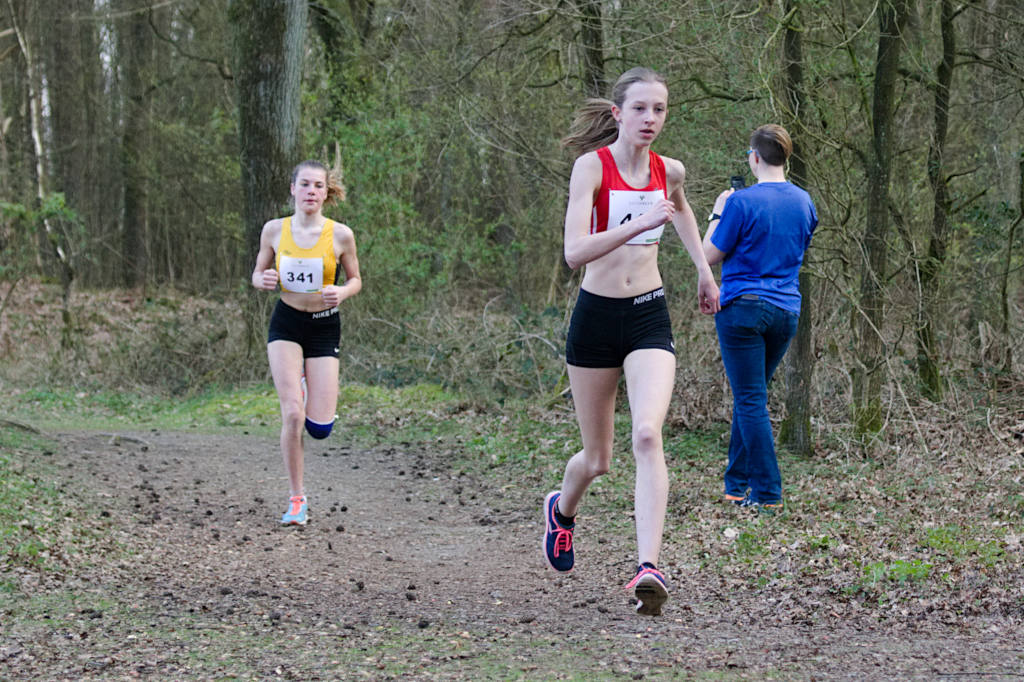 Lisa wird immer schneller. Mittlerweile läuft sie ganz vorne mit in der weiblichen Jugend U16. Lisa wird immer schneller. Mittlerweile läuft sie ganz vorne mit in der weiblichen Jugend U16.
