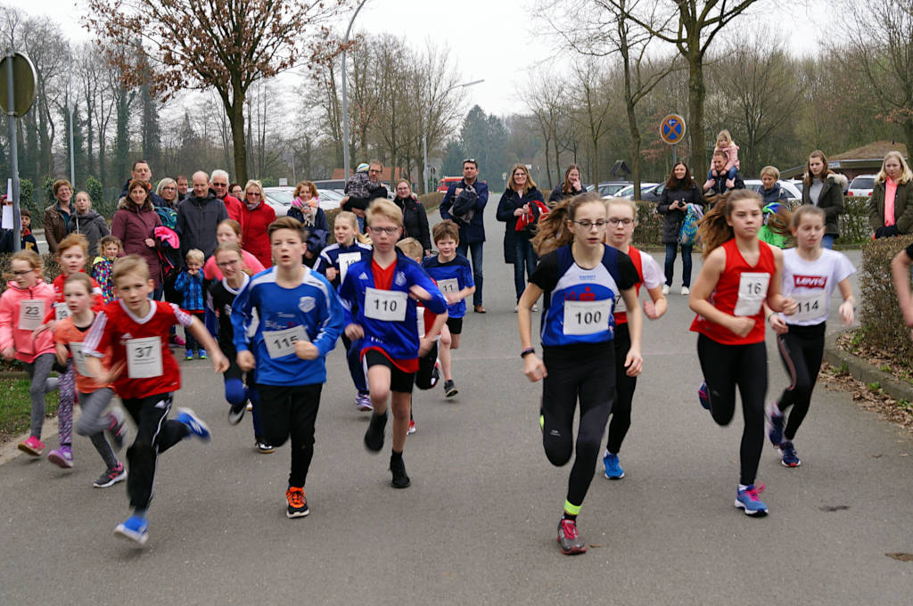 einen Rundkurs von 1250 Meter hatten die jungen Läuferinnen und Läufer nach dem Start zu bewältigen.