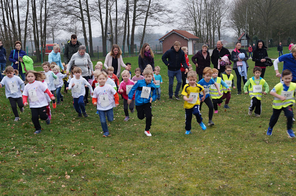 Die Bambinis werden auf die Reise geschickt: Mächtig Betrieb herrschte auf der 350 Meter langen Runde, denn die jüngsten Athleten stellten eine große Gruppe bei den Rosendahler Waldlaufmeisterschaften.