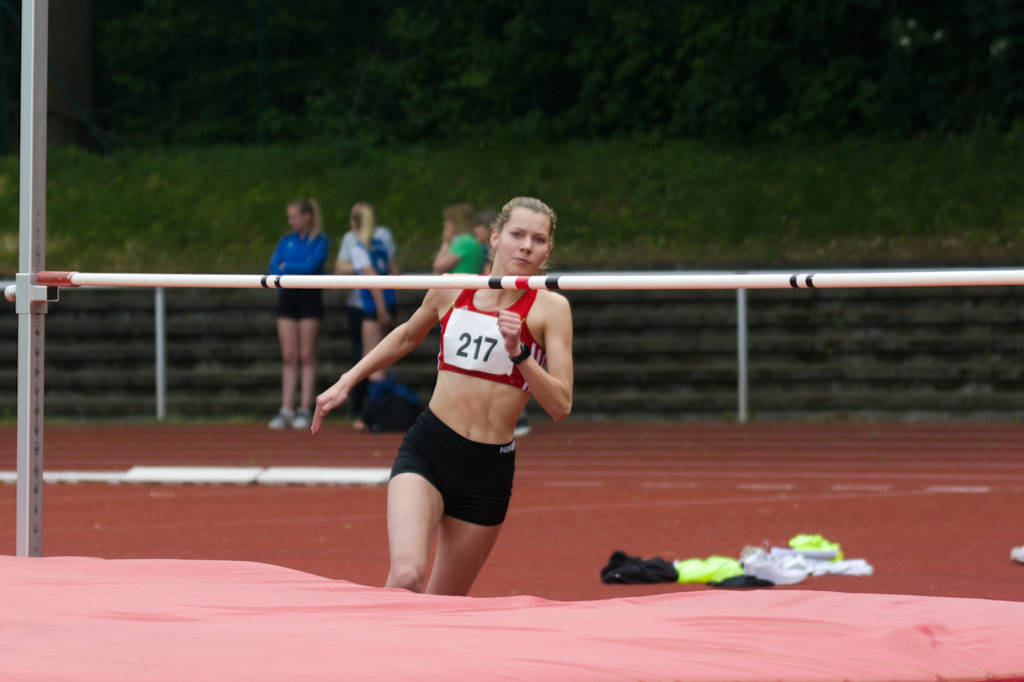 Die Kurve klappt von Woche zu Woche besser. Erst bei 1,60m leistete sich Annika Schulze Kalthoff einen ersten Fehlversuch. Aber bei kühlen Bedingungen und vielen Sprüngen fehlte dann doch die Frische für eine neue Bestleistung.