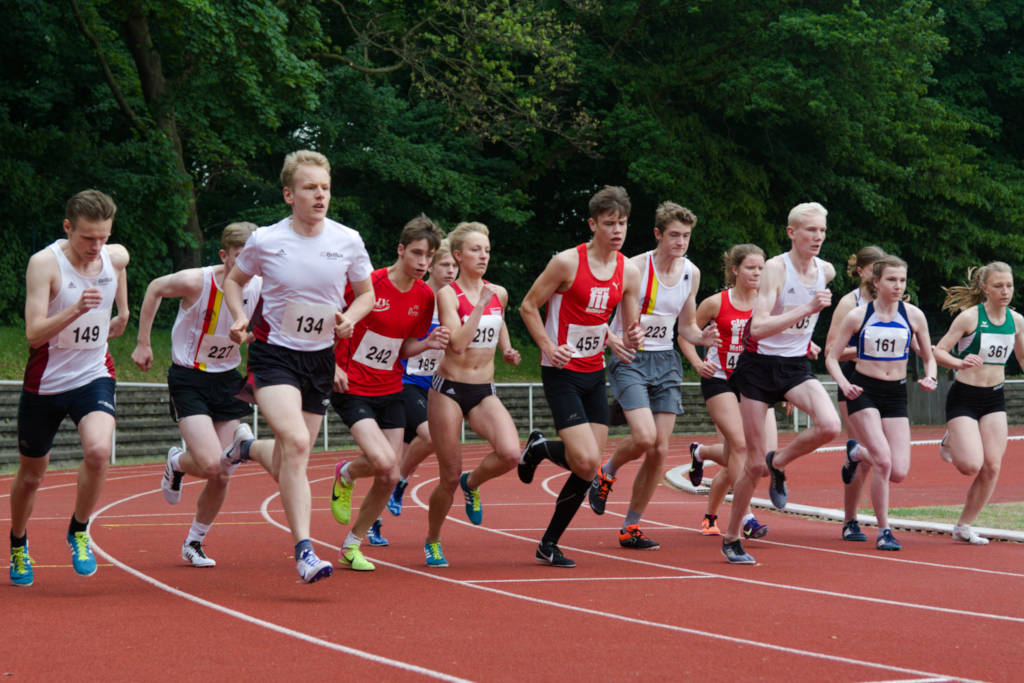 Start frei für den gemischten 1.500m Lauf der U18, U20 und den Hauptklassen.