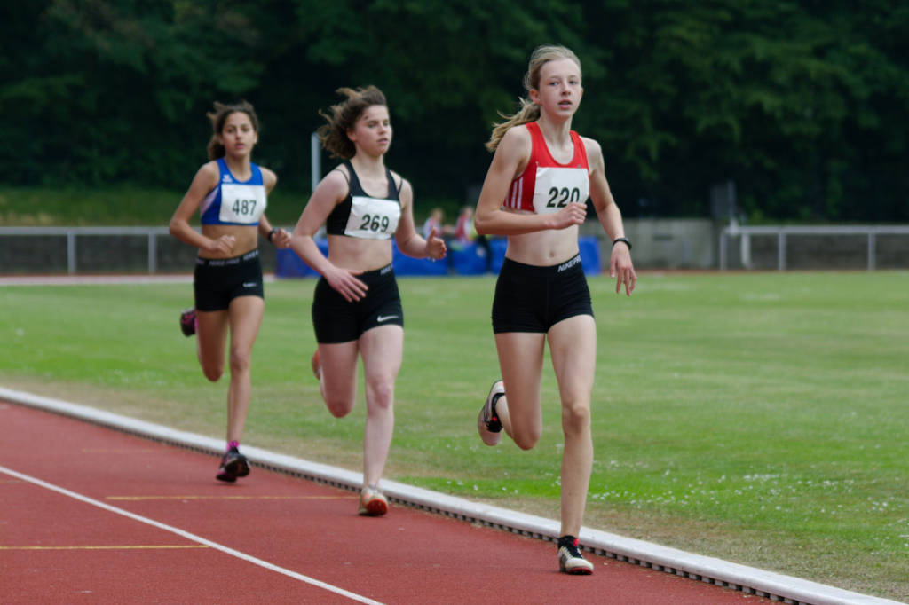 Lisa Kerkhoff zeigte sich dann im 800m Lauf der weiblichen Jugend W14 wieder hellwach und ging lange das Tempo der Spitze mit. Am Ende lief sie wieder eine neue persönliche Bestzeit von 2:40,36 min und erreichte Platz vier.