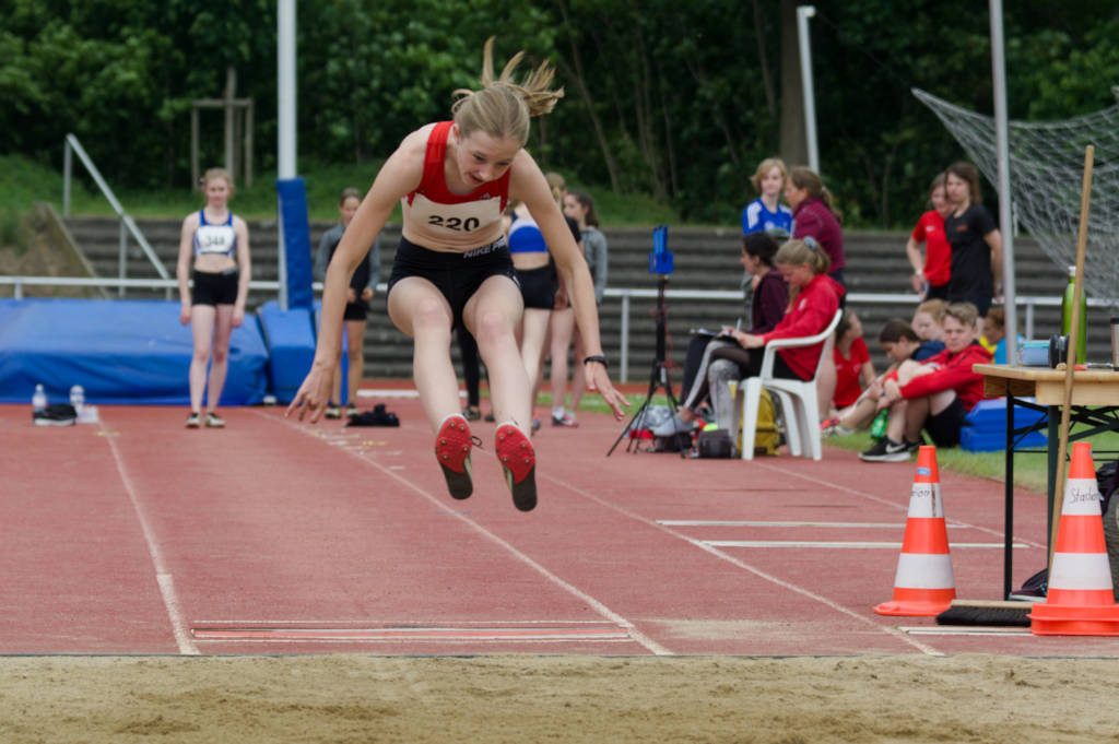 Große Probleme hatte die weibliche Jugend U16 beim Weitsprung. Stark Böiger Gegenwind machte die Weiten bei fast allen Springerinnen kaputt. Auch Annika und Lisa Kerkhoff sprangen deutlich weniger weit als im Training zuvor.