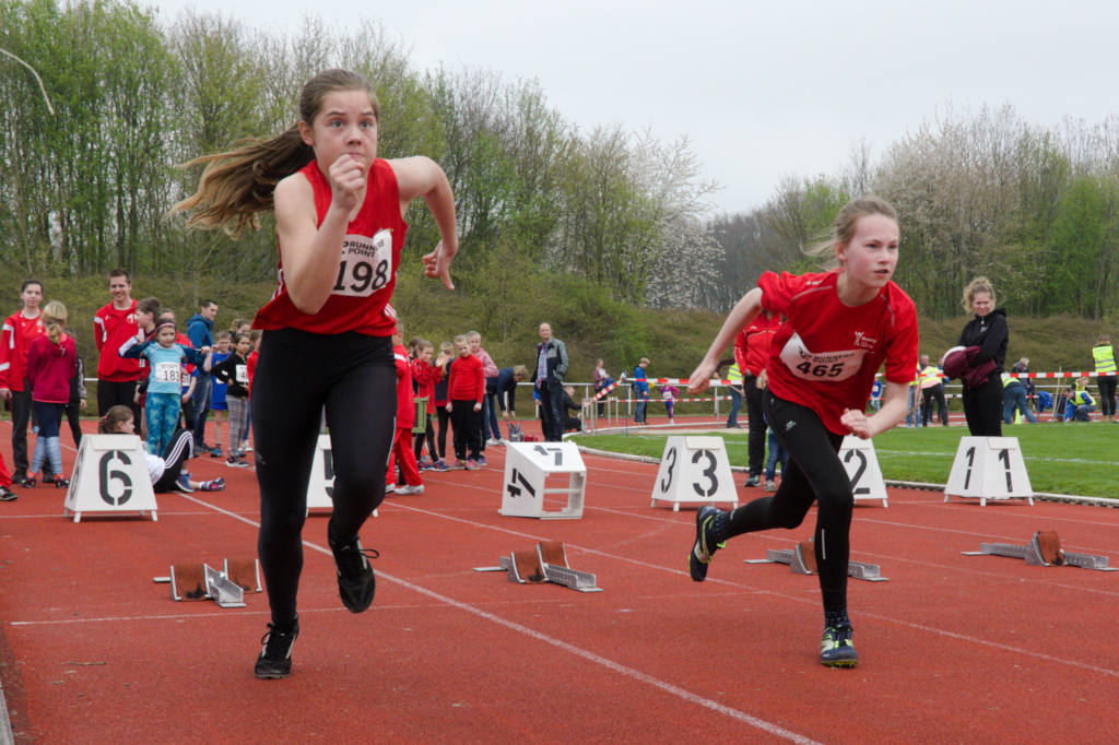 Volle Konzentration auf die Bahn: Greta Schumacher (links) beim 75m-Sprint der W13. Volle Konzentration auf die Bahn: Greta Schumacher (links) beim 75m-Sprint der W13.