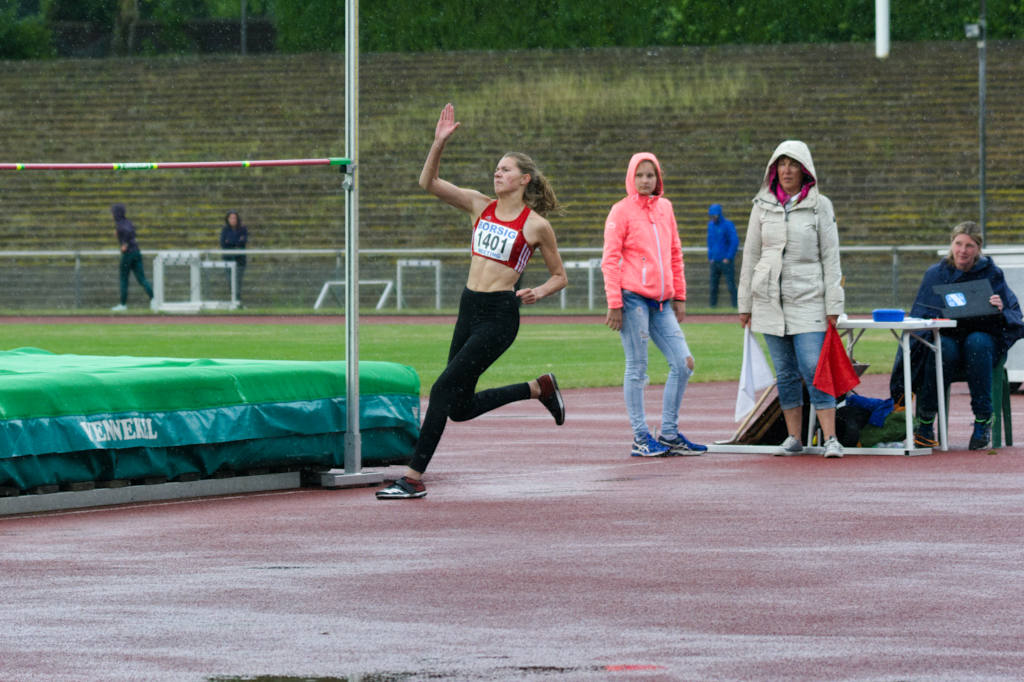 Erster Versuch über die 1,60m. Für die sehr rutschigen Bedingungen zeigte Annika große Nervenstärke.