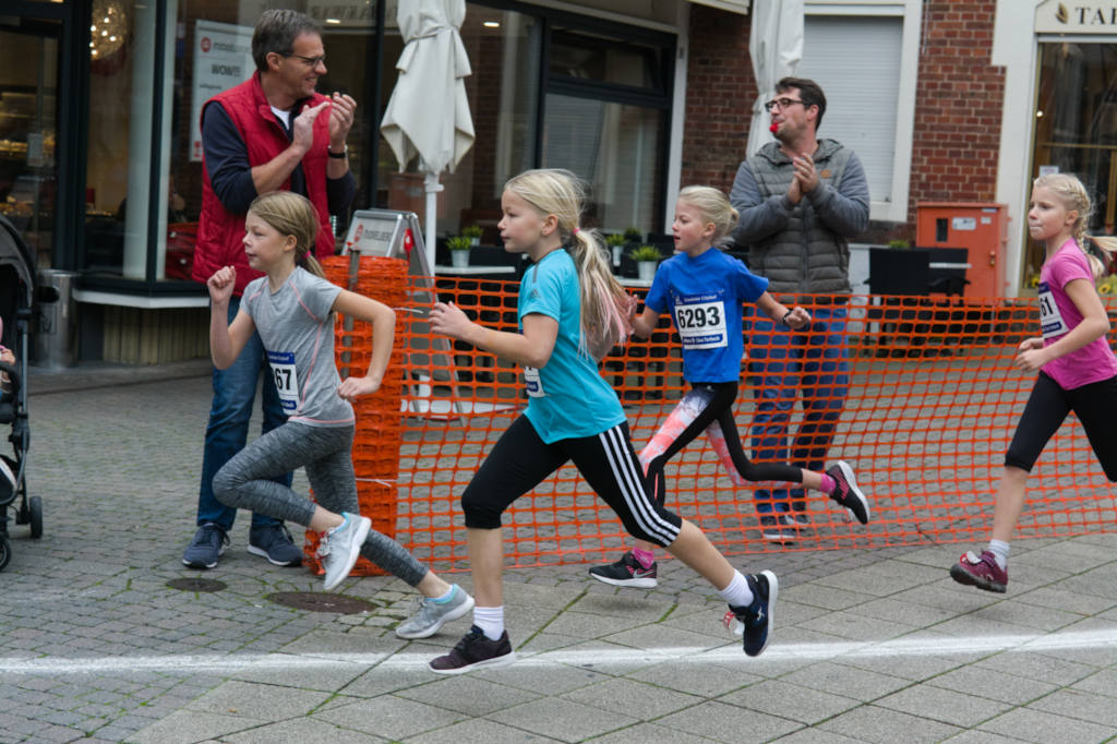 Lana Thiemann (Mitte) im ersten Lauf der Mädchen W7 bis W9