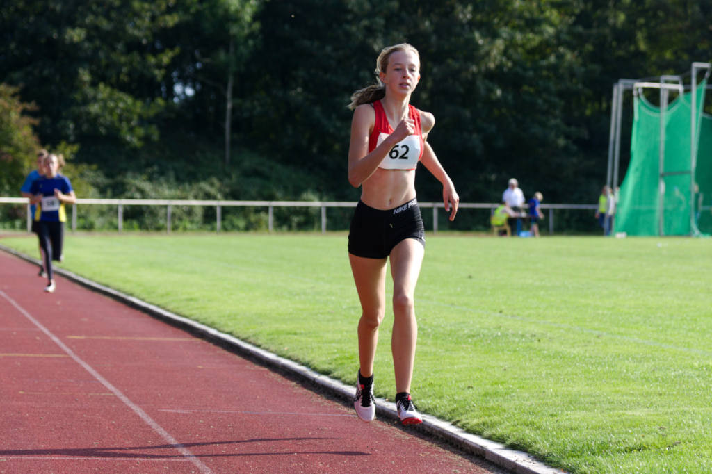 Leider keine Konkurrenz im 800-Lauf der U16. Lisa lief alleine vorne weg gegen die Uhr.