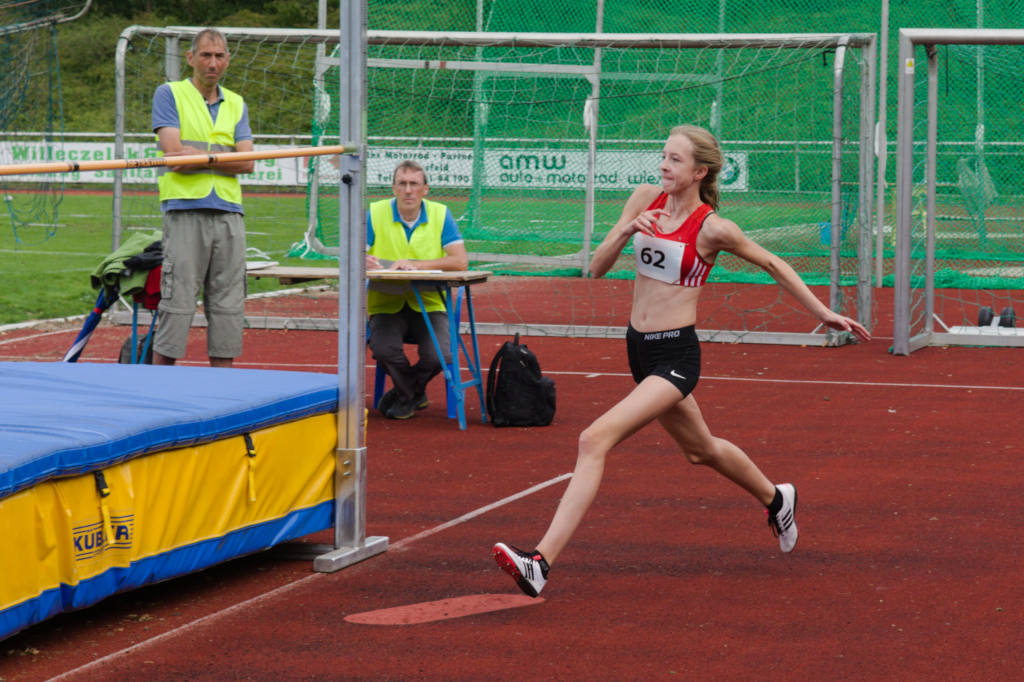 Endlich wieder über die 1,40m. Hier Lisas erster Anlauf für die 1,46m, die sie dreimal knapp riss. Endlich wieder über die 1,40m. Hier Lisas erster Anlauf für die 1,46m, die sie dreimal knapp riss.