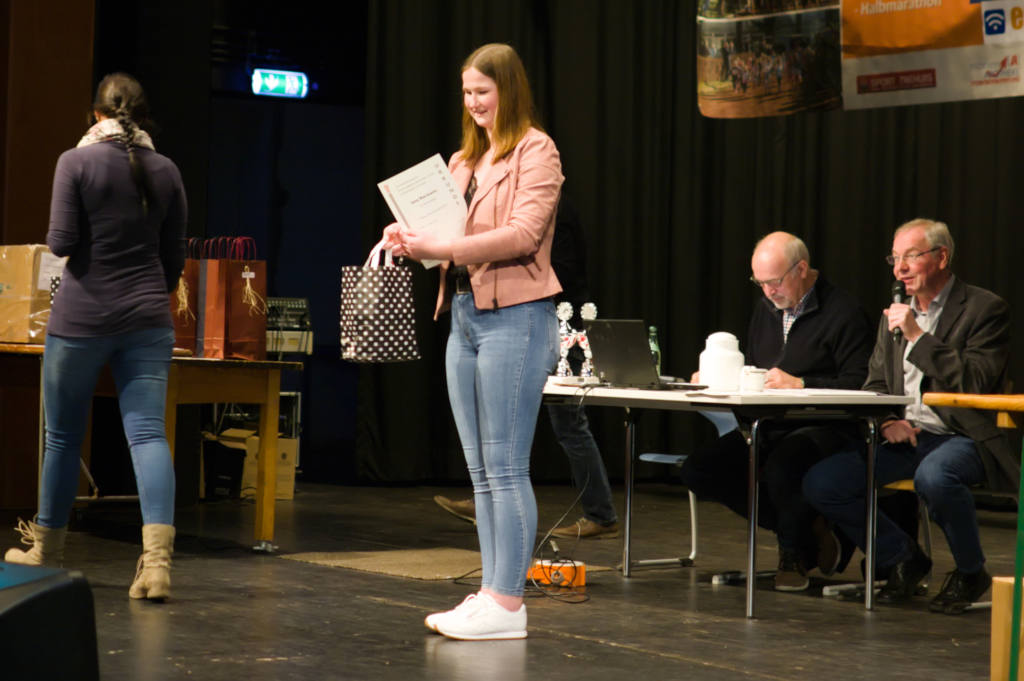 Jana unterstütze den Kreisausschuss bei den Ehrungen und brauchte deshalb nur ein Schritt nach vorne in das Scheinwerferlicht der Bühne machen. Sie wurde Westflalenmeisterin im Kugelstoßen in der Halle bei der U20 und der U18, westfälische Vizemeisterin im Winter-Diskuswurf. Diesen Titel holte sie sich dann auch im Sommer. Jana unterstütze den Kreisausschuss bei den Ehrungen und brauchte deshalb nur ein Schritt nach vorne in das Scheinwerferlicht der Bühne machen. Sie wurde Westflalenmeisterin im Kugelstoßen in der Halle bei der U20 und der U18, westfälische Vizemeisterin im Winter-Diskuswurf. Diesen Titel holte sie sich dann auch im Sommer.