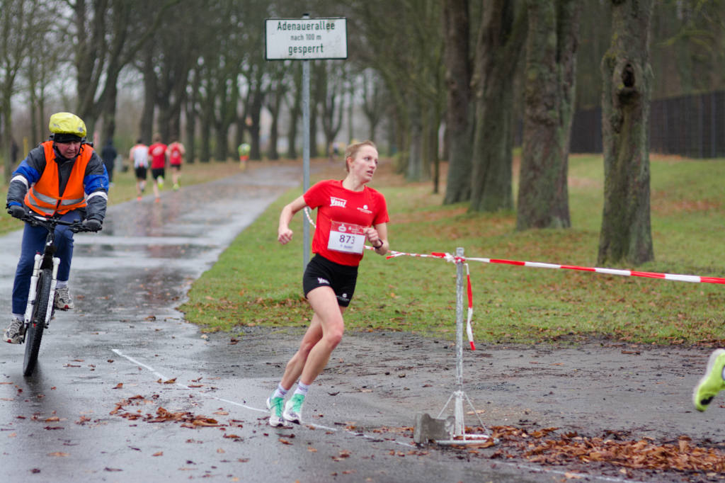 Auch bei Schlechtwetter geht Kerstin volles Risiko auf der Laufstrecke.