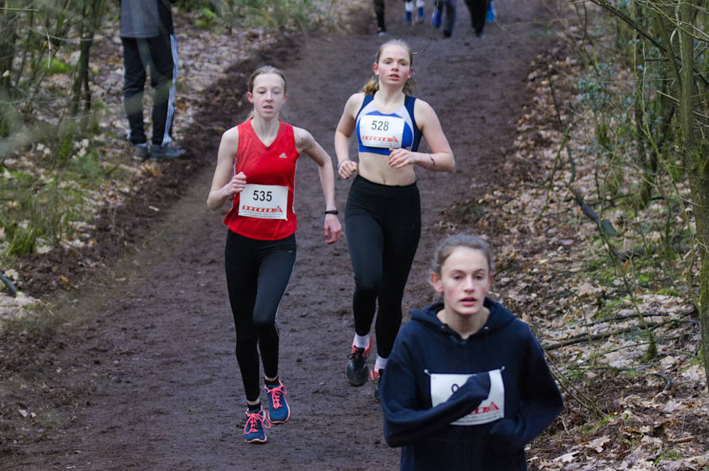 Im gemeinsamen Lauf der männlichen und weiblichen Jugend U16 konnte Lisa Kerkhoff auch einen Großteil der männlichen Läufer hinter sich lassen.