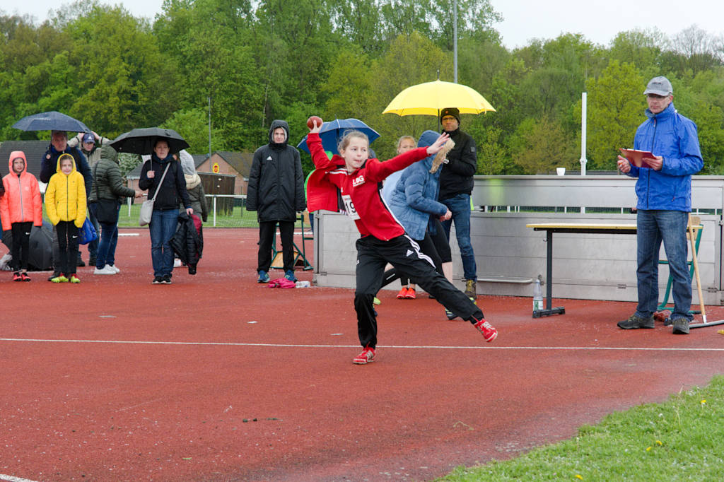 Wieder einmal ein Regenschauer konnte die Dreikämpferinnen der W12 im Ballwurf nicht stoppen.