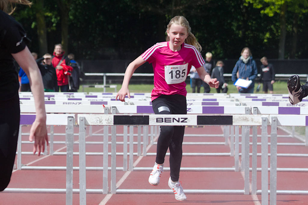 Zweimal ernsthaft über die Wettkampfhöhe trainiert und schon ging es für Ida Marie Honermannim Blockwettkampf Spring Sprung über die 6 Hürden des 60m-Hürdenlauf.