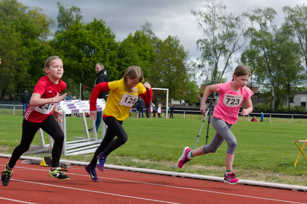 Lena Kerkhoff (rechts) stürmt nach vorne beim 50m-Sprint. Lena Kerkhoff (rechts) stürmt nach vorne beim 50m-Sprint.