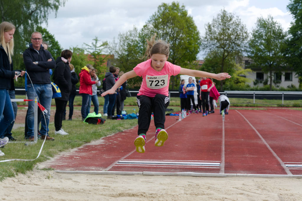 Mit 3,22 m springt Lena Kerkhoff eine neue persönliche Bestleistung. Mit 3,22 m springt Lena Kerkhoff eine neue persönliche Bestleistung.