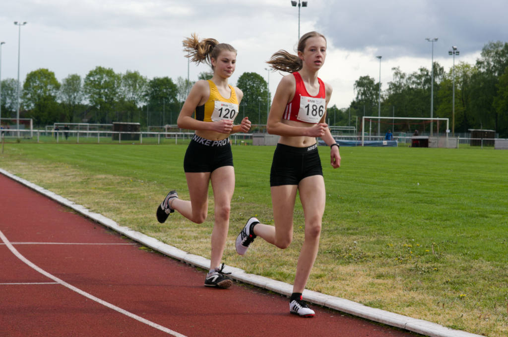 Nora Hölscher überließ Lisa Kerkhoff bis 150m vor dem Zielstrich des 2.000m Lauf die Führungsarbeit. Lisa konnte sich über ihren Lauf unter 8 Minuten freuen. Nora Hölscher überließ Lisa Kerkhoff bis 150m vor dem Zielstrich des 2.000m Lauf die Führungsarbeit. Lisa konnte sich über ihren Lauf unter 8 Minuten freuen.