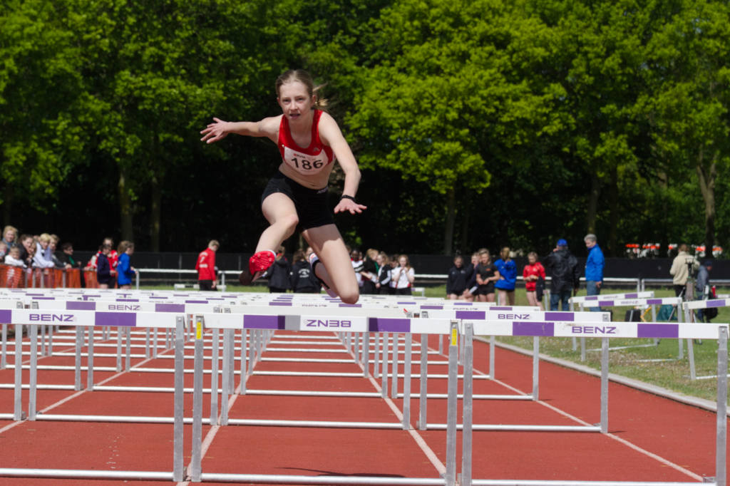 Die Technik wird besser. In ihrem ersten 80m-Hürdenlauf läuft Lisa natürlich Bestzeit.