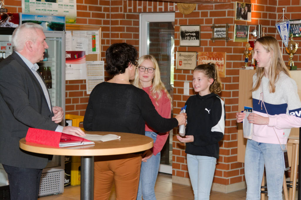 Leider nur drei Mädels sind nur drei Mädels in die Kreis-Cupwertung gekommen und erhielten von Elisabeth Reuter hierfür Kinogutscheine. Im nächsten Jahr wollen wir auf alle Fälle erfolgreicher sein.