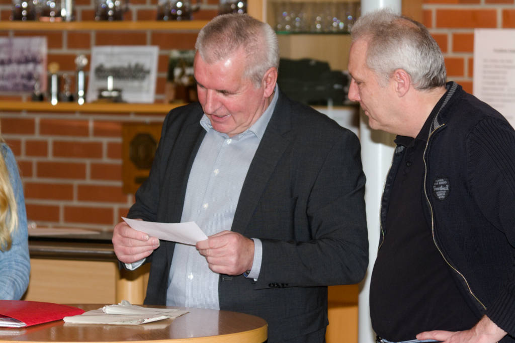 Mit einem Eintrittskarten-Gutschein für 2 Personen bei einem Gladbach-Spiel bedankte sich Peter bei Günther Weiser für seine jahrelange Vorstandsarbeit. Schalke Karten hätte Peter schneller besorgen können... Mit einem Eintrittskarten-Gutschein für 2 Personen bei einem Gladbach-Spiel bedankte sich Peter bei Günther Weiser für seine jahrelange Vorstandsarbeit. Schalke Karten hätte Peter schneller besorgen können...