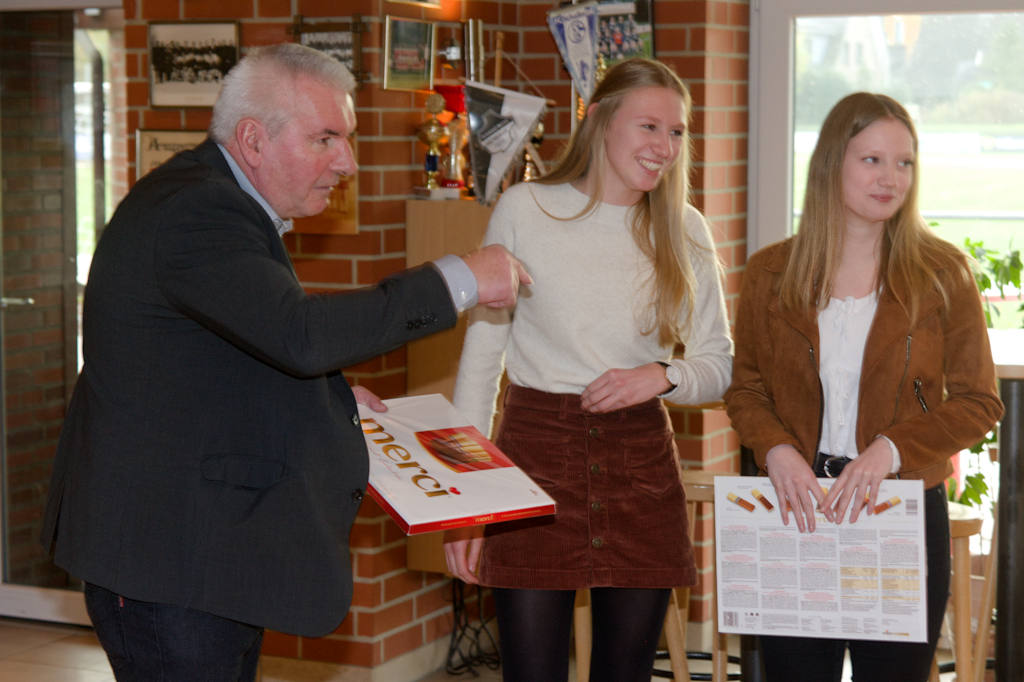 Mit großen Merci-Packungen bedankt sich Peter bei Larissa Boom und Fenja Telger für ihre vorbildliche Trainingsarbeit mit der U8-Bambinigruppe.