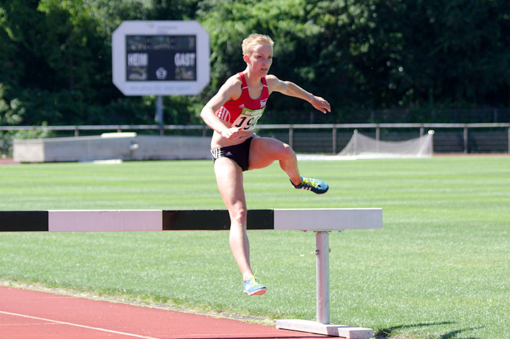 Keine konnte Kerstin Schulze Kalthoff über 3000 Meter Hindernis folgen. Die Rosendahlerin setzte sich die NRW-Krone auf und qualifizierte sich für die Deutschen Meisterschaften.