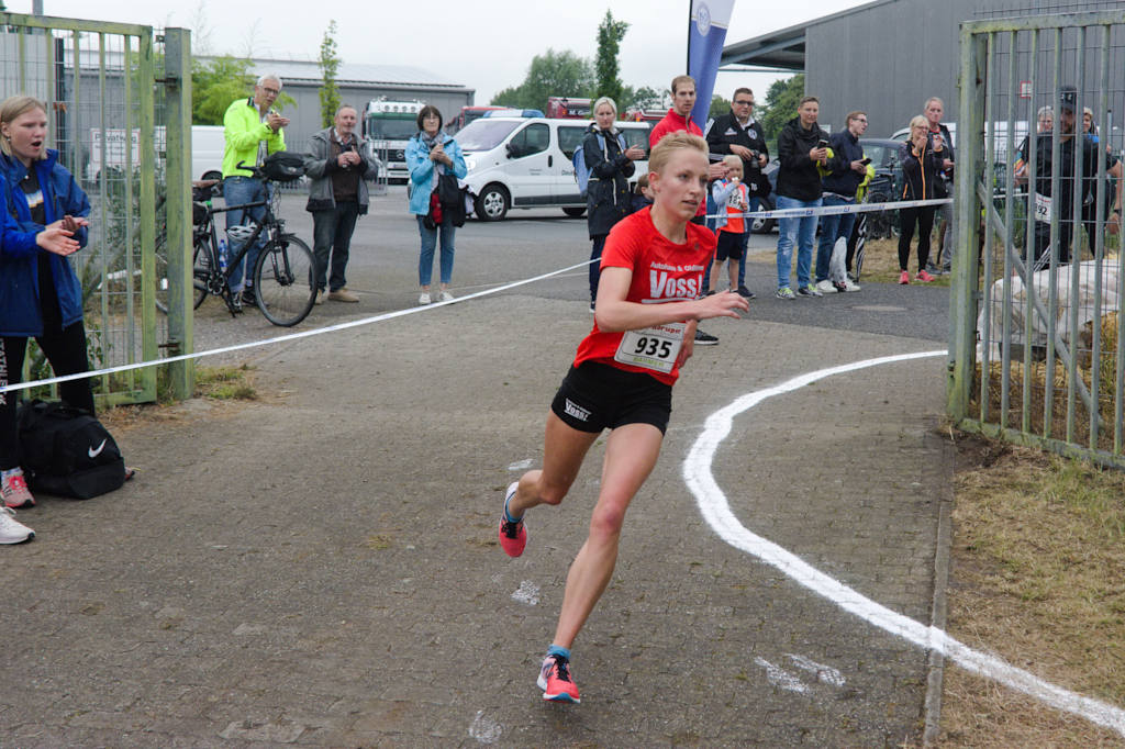 Upps, total vergessen: Da war ja noch eine 180-Grad-Kehre vor der Stadionrunde. Kerstin geht volles Risiko, um sich von Carolin Aehling abzusetzen.