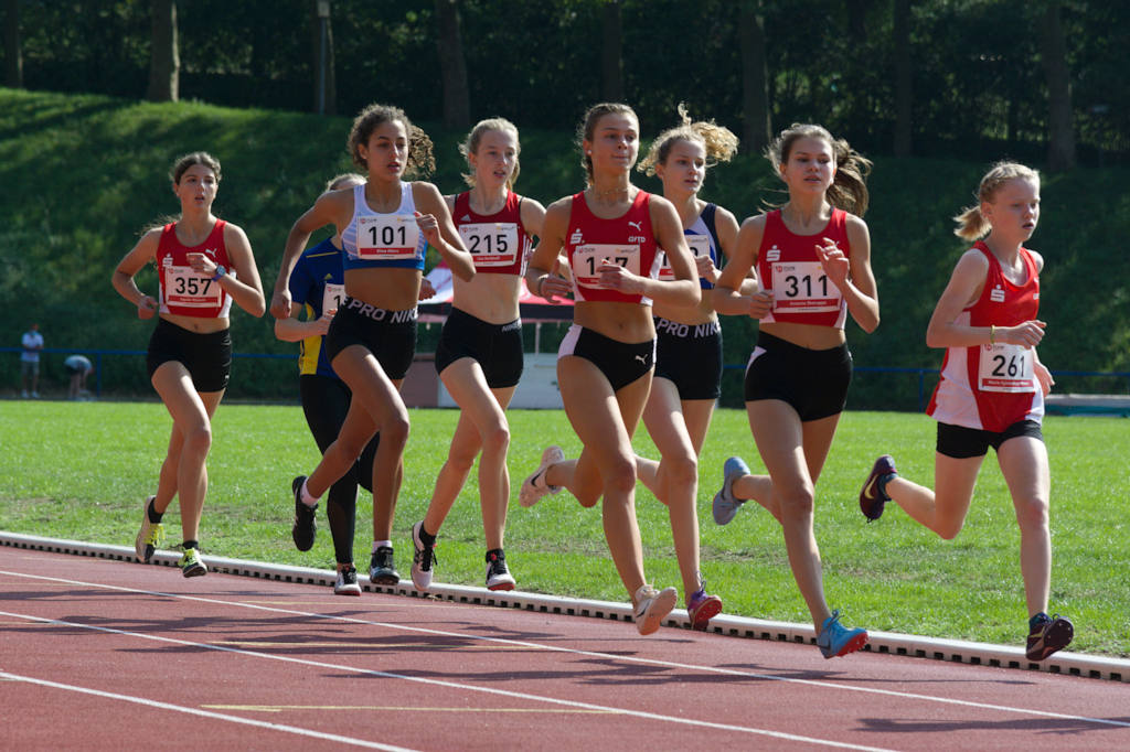 Dichtgedrängt liefen die Läuferinnen von Platz 2 bis 9 in der ersten Runde des 800m Laufs der W15. Dichtgedrängt liefen die Läuferinnen von Platz 2 bis 9 in der ersten Runde des 800m Laufs der W15.