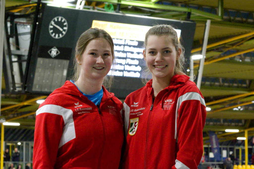 Der Schein trügt: Jana Riermann (links) und Annika Schulze Kalthoff waren mit ihren Leistungen bei den westfälischen Hallenmeisterschaften nicht zufrieden. Foto: Ingo Röschenkemper